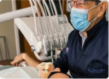 Procedimento de implante dentário sendo realizado na clínica