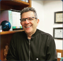 Dr. Ismael Sidney em seu consultório na Visual Odonto Integra Clínica